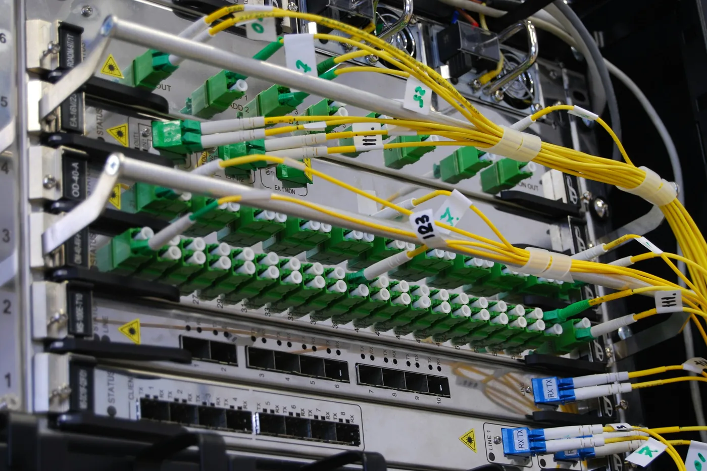Dashboard di produzione in tempo reale per un reparto di 12 macchine eterogenee