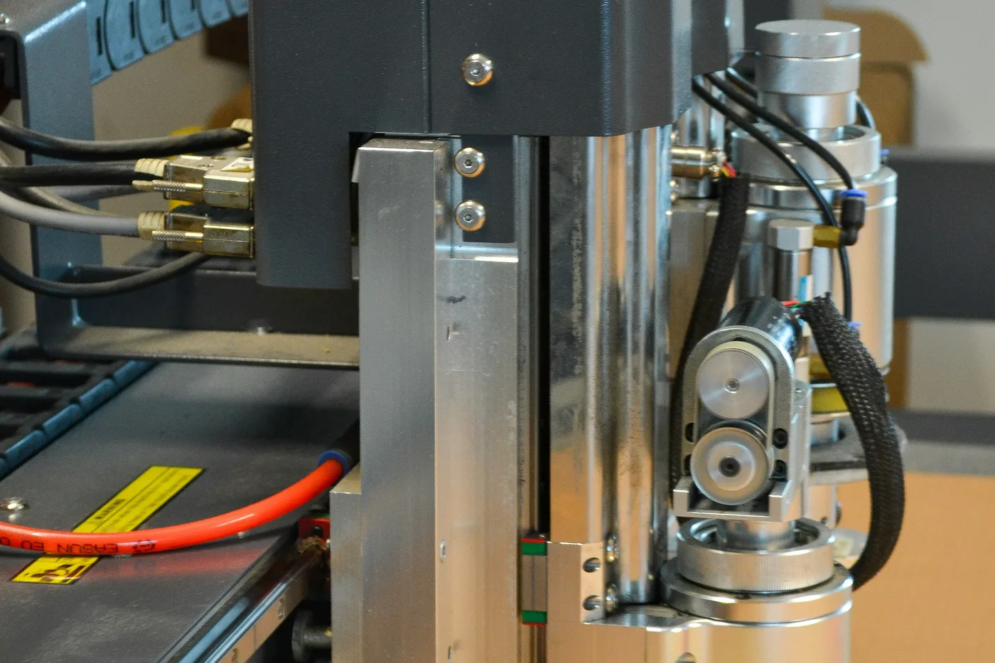 Retrofit CNC di un pantografo per il taglio di componenti ottici in vetro