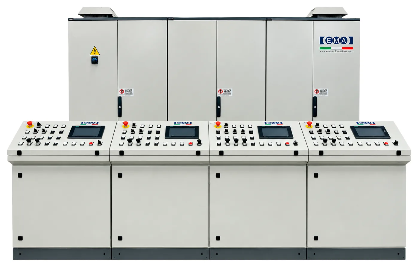 Linea di quadri elettrici EMA con quattro pulpiti operatore dotati di pannello HMI