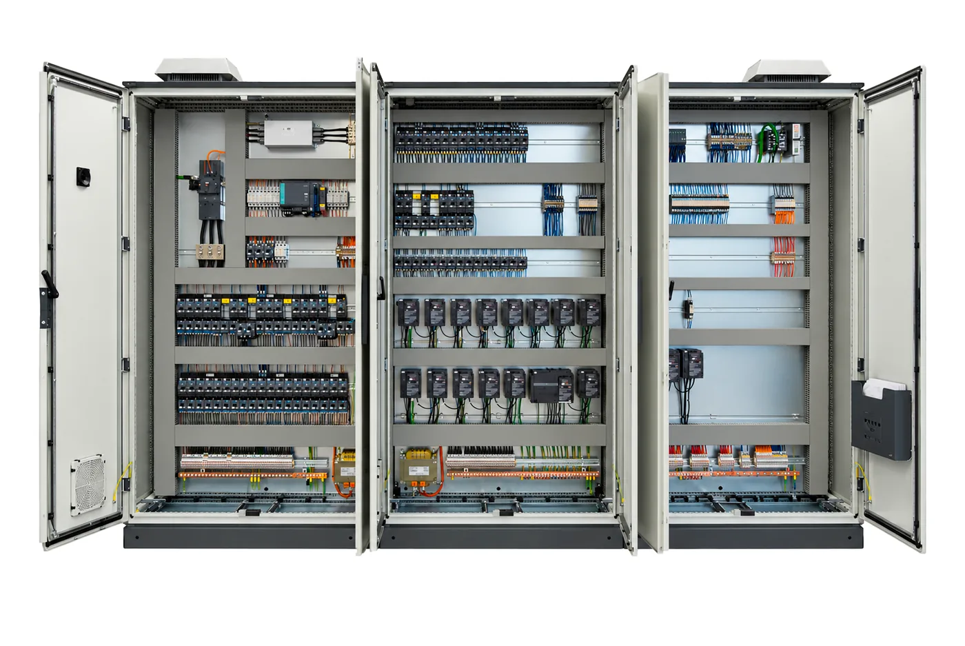 Interno di quadro elettrico EMA con PLC, azionamenti inverter, morsettiere e cablaggio in canalina