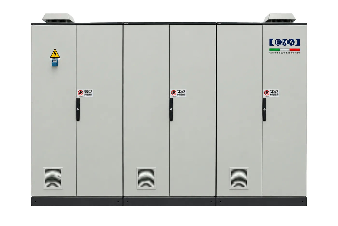 Quadro elettrico industriale EMA a tre scomparti, fronte chiuso con gruppi di ventilazione sul tetto